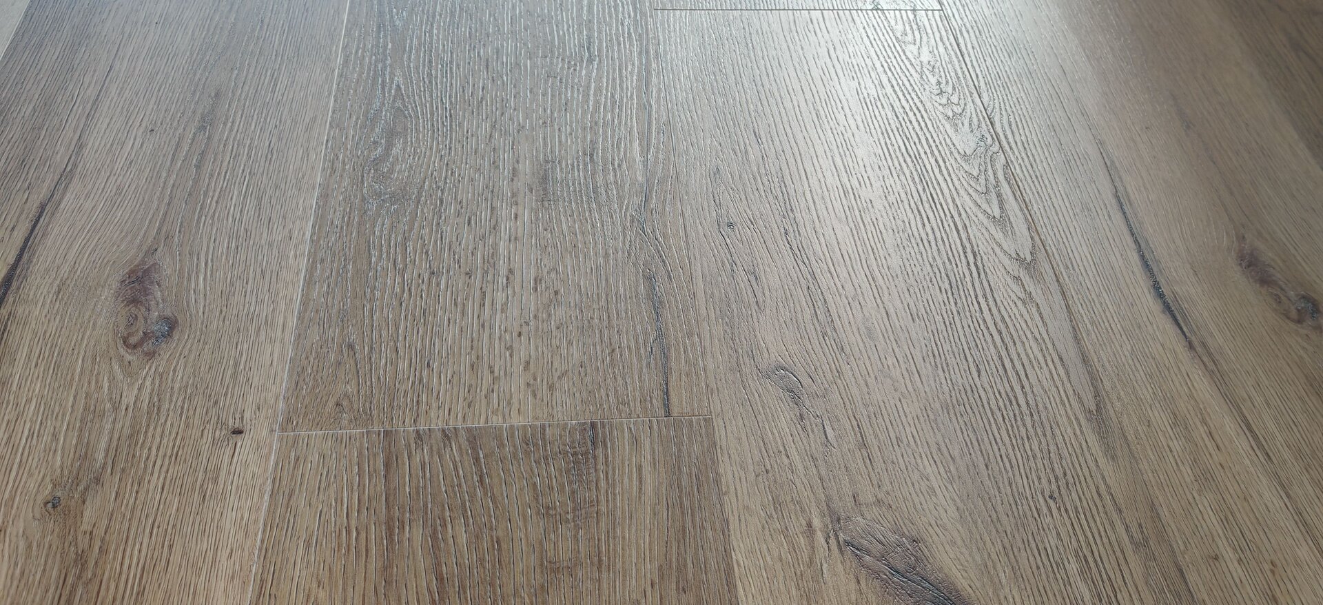 Detail povrchu – BUKOMA PREMIUM U‑CLICK XL Dub Halifax Tabákový, registrovaný emboss